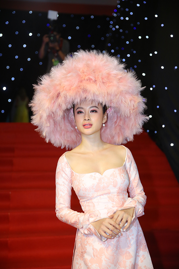 Angela Phương Trinh diện áo dài, đội nón lông nổi bật bên dàn sao