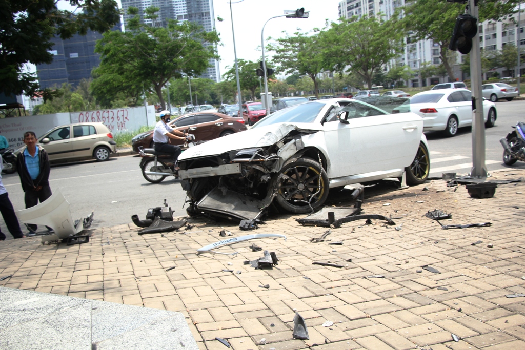 Bẻ lái tránh xe máy, xế sang Audi nát đầu tại khu nhà giàu Sài Gòn