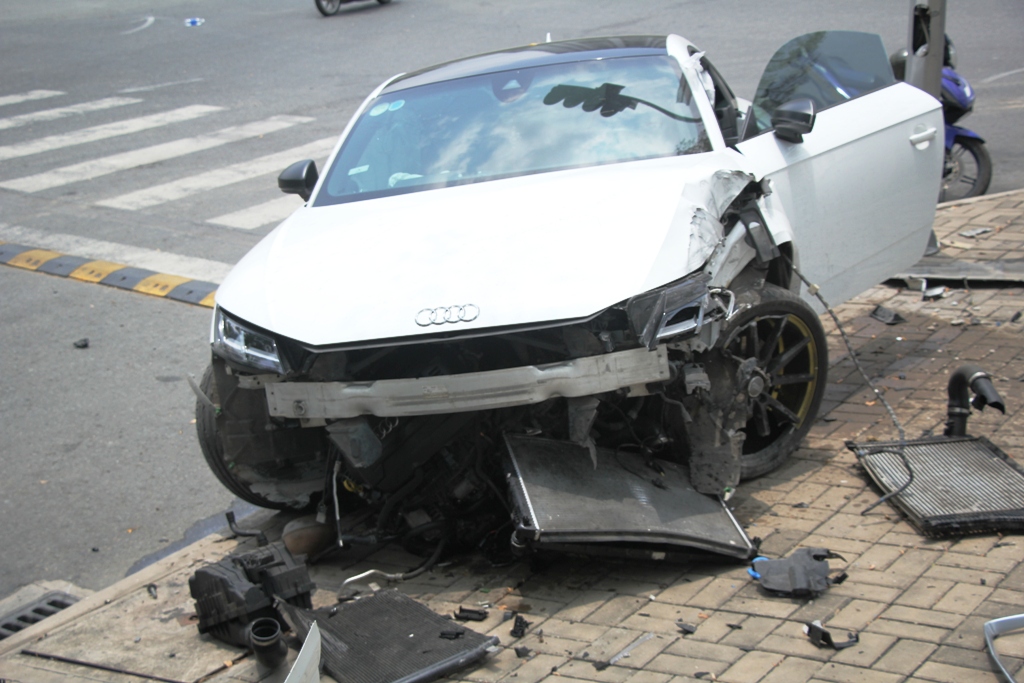 Bẻ lái tránh xe máy, xế sang Audi nát đầu tại khu nhà giàu Sài Gòn