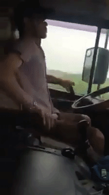 Điều khiển xe tải bằng chân, tài xế khiến dân mạng thốt lên đầy mỉa mai: Quá ngầu!