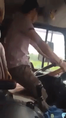 Điều khiển xe tải bằng chân, tài xế khiến dân mạng thốt lên đầy mỉa mai: Quá ngầu!