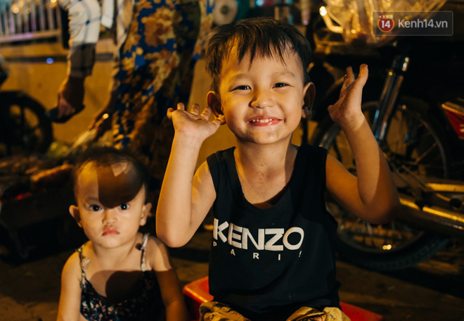 Phía sau hình ảnh 2 chiếc võng đong đưa bên lò khoai nướng của người mẹ nghèo ở Sài Gòn