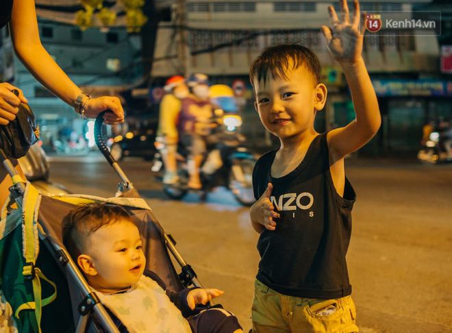 Phía sau hình ảnh 2 chiếc võng đong đưa bên lò khoai nướng của người mẹ nghèo ở Sài Gòn