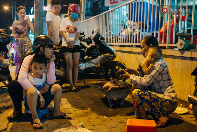 Phía sau hình ảnh 2 chiếc võng đong đưa bên lò khoai nướng của người mẹ nghèo ở Sài Gòn
