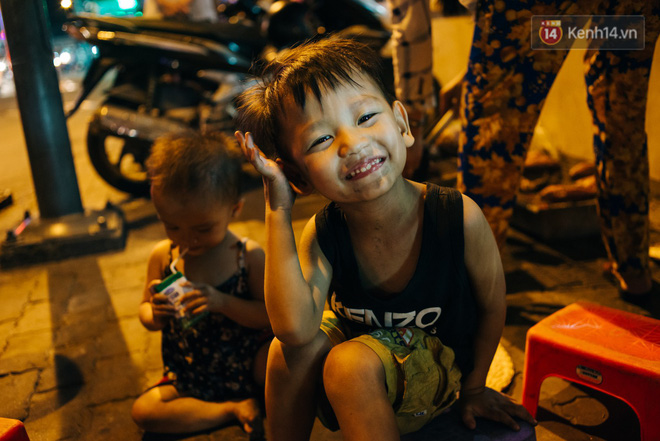 Phía sau hình ảnh 2 chiếc võng đong đưa bên lò khoai nướng của người mẹ nghèo ở Sài Gòn Phía sau hình ảnh 2 chiếc võng đong đưa bên lò khoai nướng của người mẹ nghèo ở Sài Gòn