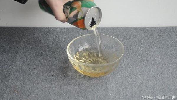 Cô gái đổ muối vào lon bia thừa, không ngờ chế ra thứ hữu ích thế này