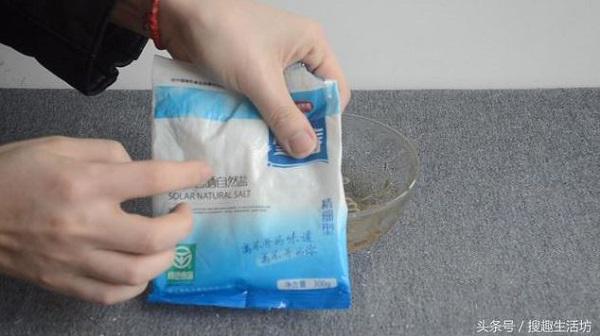 Cô gái đổ muối vào lon bia thừa, không ngờ chế ra thứ hữu ích thế này