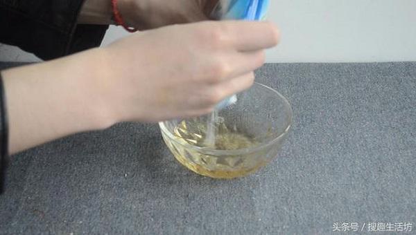 Cô gái đổ muối vào lon bia thừa, không ngờ chế ra thứ hữu ích thế này