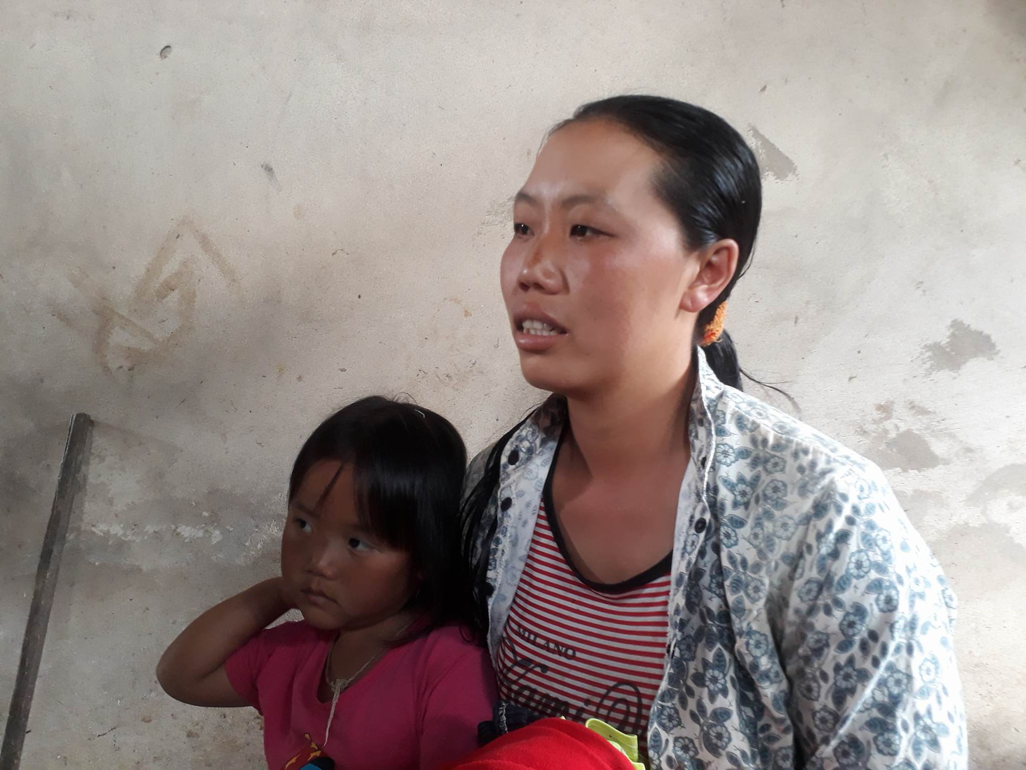 Vụ bé trai lớp 1 tử vong do cô giáo lùi xe: Người nhà đau đớn đến sân trường làm lễ cầu siêu cho cháu