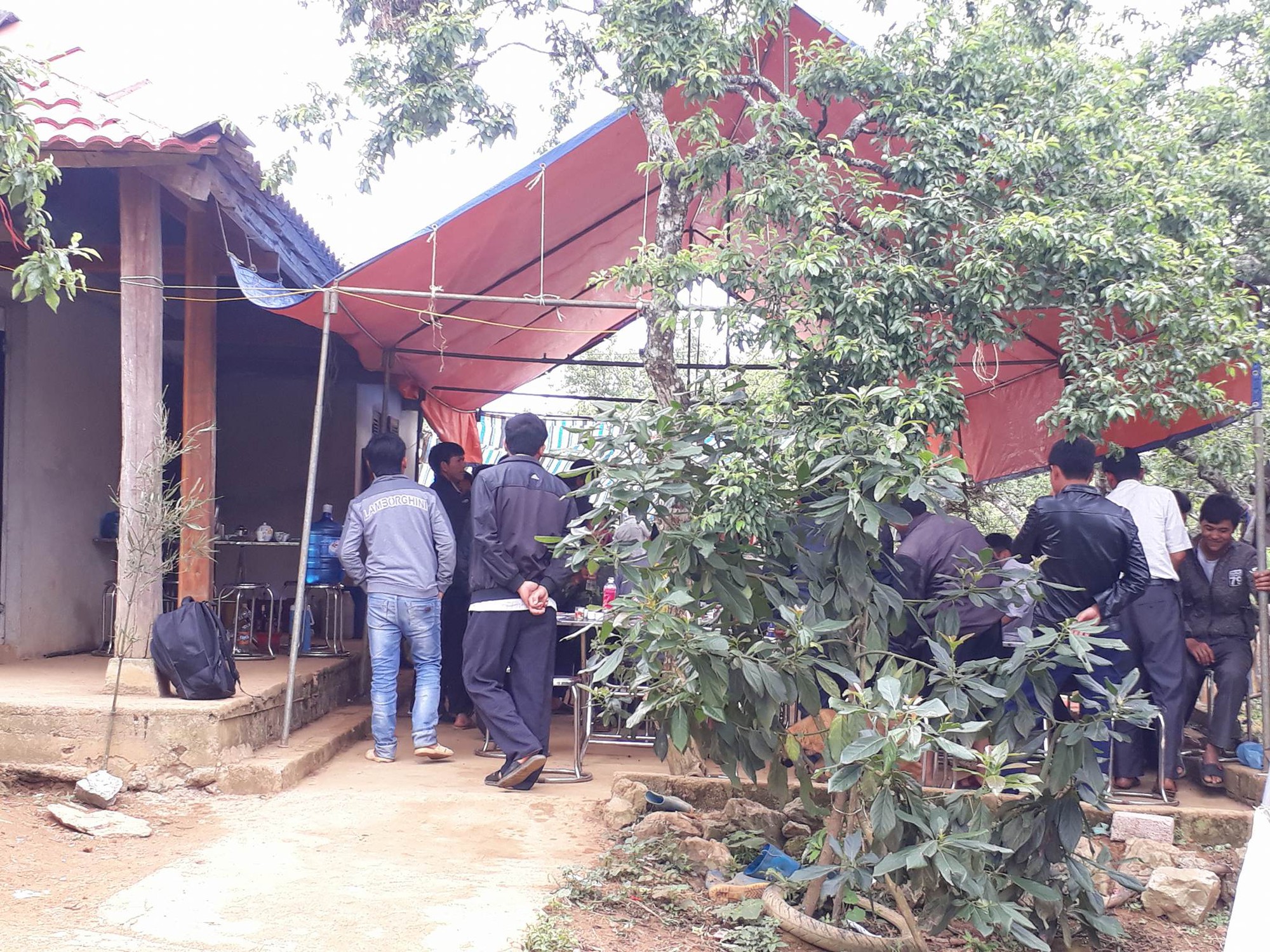 Vụ bé trai lớp 1 tử vong do cô giáo lùi xe: Người nhà đau đớn đến sân trường làm lễ cầu siêu cho cháu