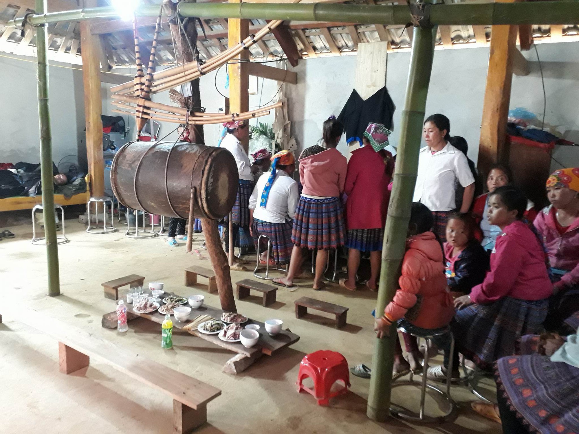 Vụ bé trai lớp 1 tử vong do cô giáo lùi xe: Người nhà đau đớn đến sân trường làm lễ cầu siêu cho cháu