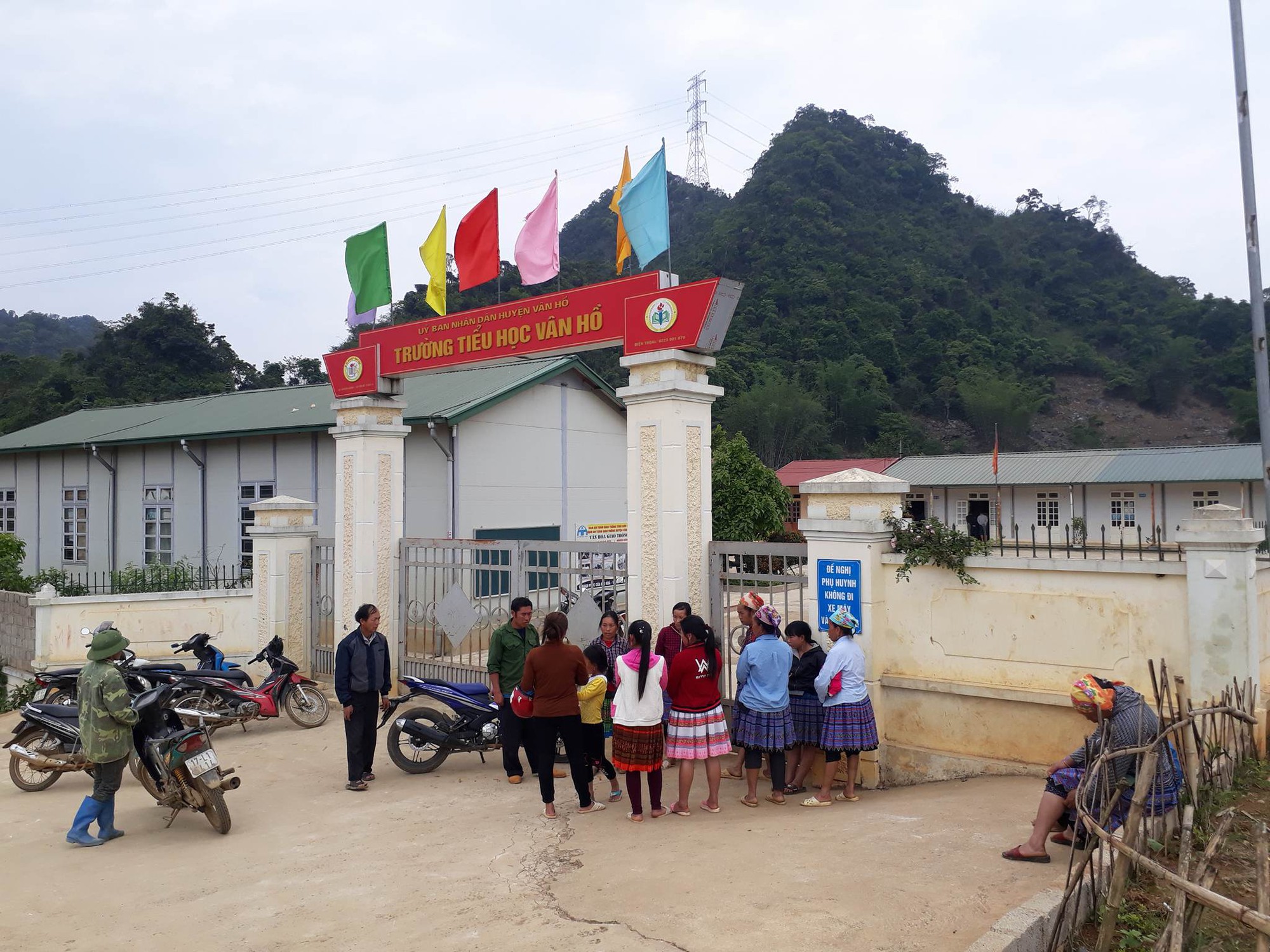 Vụ bé trai lớp 1 tử vong do cô giáo lùi xe: Người nhà đau đớn đến sân trường làm lễ cầu siêu cho cháu