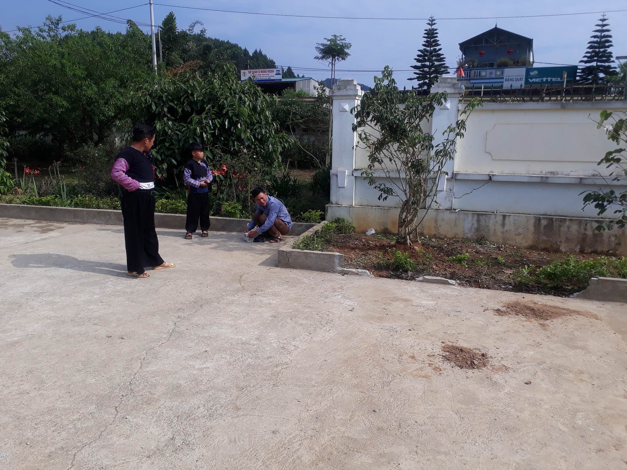 Vụ bé trai lớp 1 tử vong do cô giáo lùi xe: Người nhà đau đớn đến sân trường làm lễ cầu siêu cho cháu