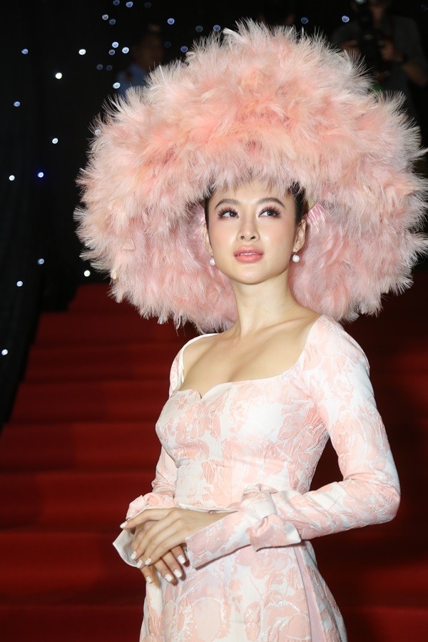 Ngọc Trinh gợi cảm, Angela Phương Trinh gây sốc với mũ lông thảm họa