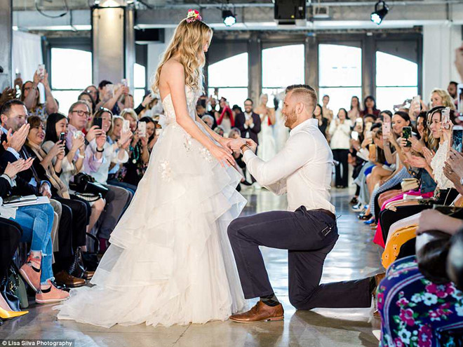 Mẫu nữ được bạn trai bất ngờ cầu hôn khi đang trình diễn catwalk