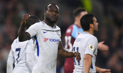 Chelsea rút ngắn khoảng cách với Tottenham