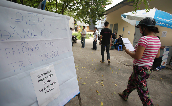 Người dân đổ xô đi cập nhật thông tin cho thuê bao điện thoại