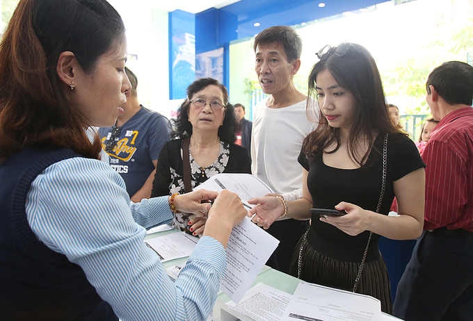 Người dân đổ xô đi cập nhật thông tin cho thuê bao điện thoại