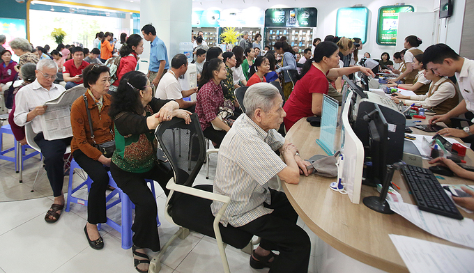 Người dân đổ xô đi cập nhật thông tin cho thuê bao điện thoại