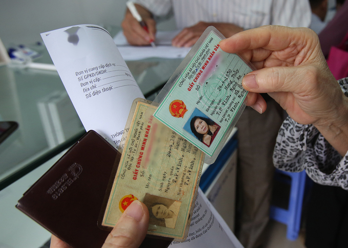 Người dân đổ xô đi cập nhật thông tin cho thuê bao điện thoại