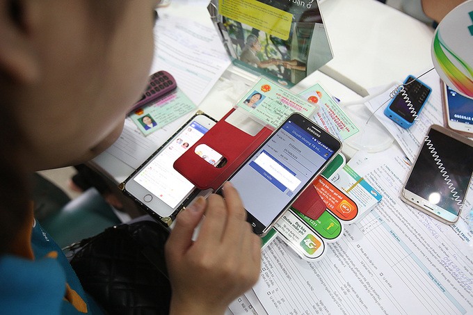 Người dân đổ xô đi cập nhật thông tin cho thuê bao điện thoại