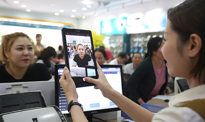 Người dân đổ xô đi cập nhật thông tin cho thuê bao điện thoại