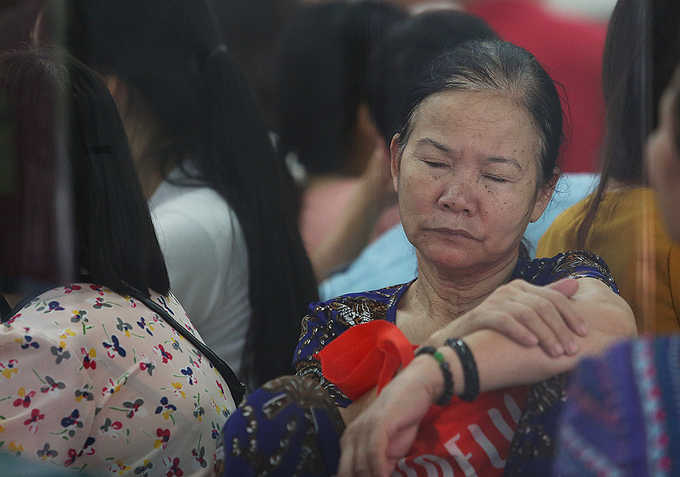 Người dân đổ xô đi cập nhật thông tin cho thuê bao điện thoại