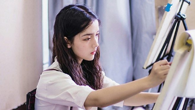 Cô gái 17 tuổi được khen xinh đẹp giống Địch Lệ Nhiệt Ba