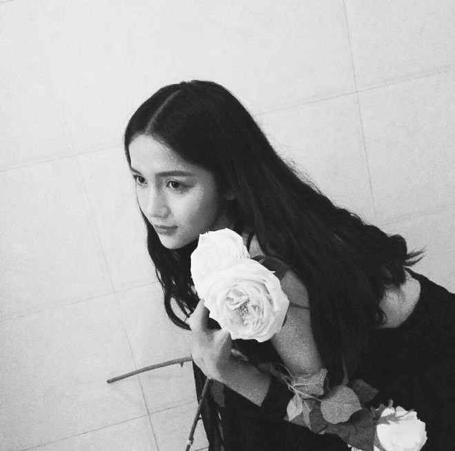 Cô gái 17 tuổi được khen xinh đẹp giống Địch Lệ Nhiệt Ba