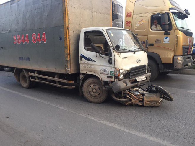 Người đàn ông đứt đầu sau va chạm liên hoàn với 2 ô tô