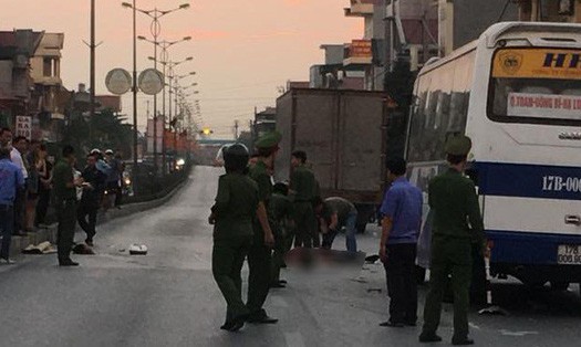 Người đàn ông đứt đầu sau va chạm liên hoàn với 2 ô tô Người đàn ông đứt đầu sau va chạm liên hoàn với 2 ô tô