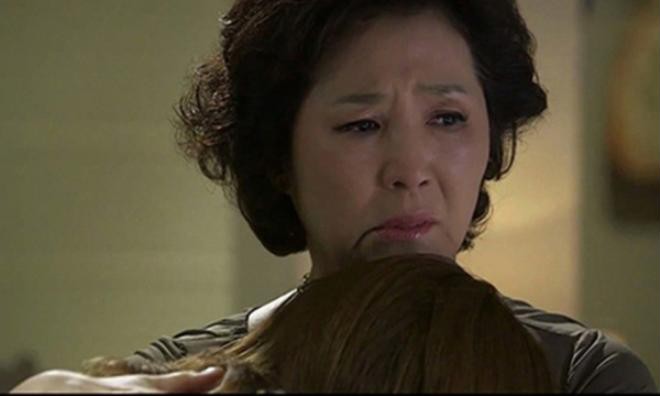 Nghe lời mẹ lấy chồng giàu, giờ tôi ôm hối hận muộn màng vì quá mệt mỏi với thói ghen tuông bệnh hoạn của chồng