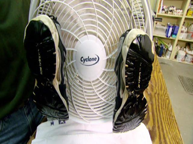 Chẳng cần phơi hay sấy lâu, giày ướt đến mấy cũng khô nhanh với 6 cách đơn giản