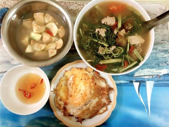 Vợ trẻ nấu mâm cơm 3 món ngon, được chồng khen mà vẫn ấm ức vì bị bà thím sang soi làm gì có chất Vợ trẻ nấu mâm cơm 3 món ngon, được chồng khen mà vẫn ấm ức vì bị bà thím sang soi làm gì có chất