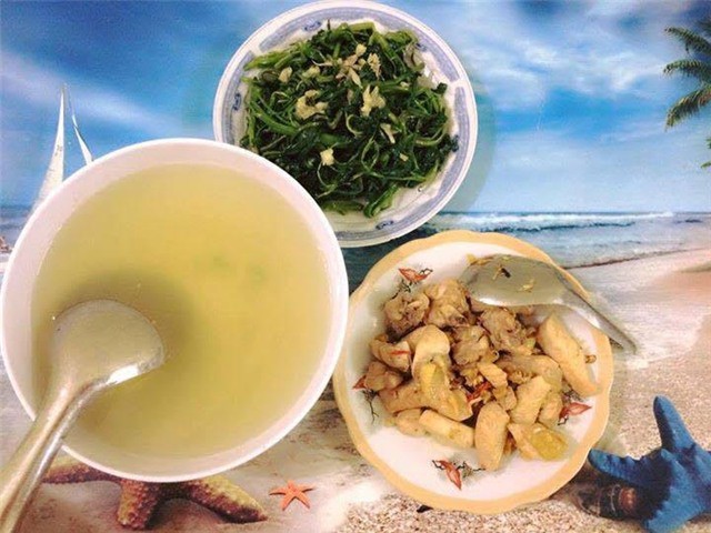 Vợ trẻ nấu mâm cơm 3 món ngon, được chồng khen mà vẫn ấm ức vì bị bà thím sang soi làm gì có chất Vợ trẻ nấu mâm cơm 3 món ngon, được chồng khen mà vẫn ấm ức vì bị bà thím sang soi làm gì có chất