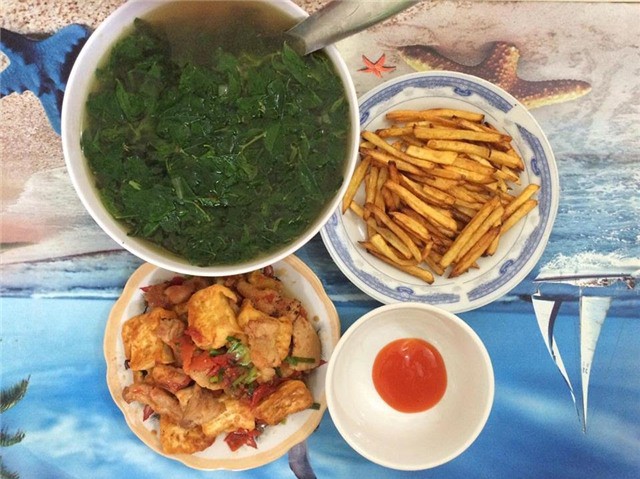 Vợ trẻ nấu mâm cơm 3 món ngon, được chồng khen mà vẫn ấm ức vì bị bà thím sang soi làm gì có chất Vợ trẻ nấu mâm cơm 3 món ngon, được chồng khen mà vẫn ấm ức vì bị bà thím sang soi làm gì có chất