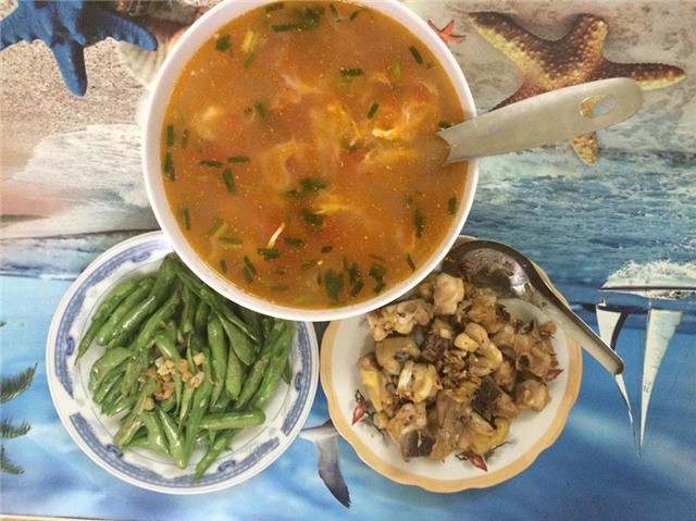 Vợ trẻ nấu mâm cơm 3 món ngon, được chồng khen mà vẫn ấm ức vì bị bà thím sang soi làm gì có chất Vợ trẻ nấu mâm cơm 3 món ngon, được chồng khen mà vẫn ấm ức vì bị bà thím sang soi làm gì có chất