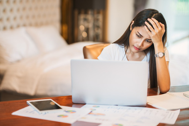 Phát hiện những gì chồng đang xem trên máy tính, người vợ suy sụp và khổ tâm tột cùng