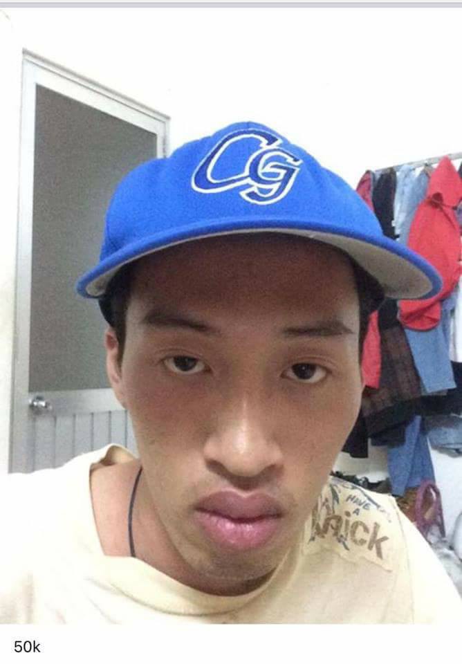 Thanh niên bán mũ bỗng dưng nổi tiếng vì chụp ảnh trăm kiểu thần thái như một