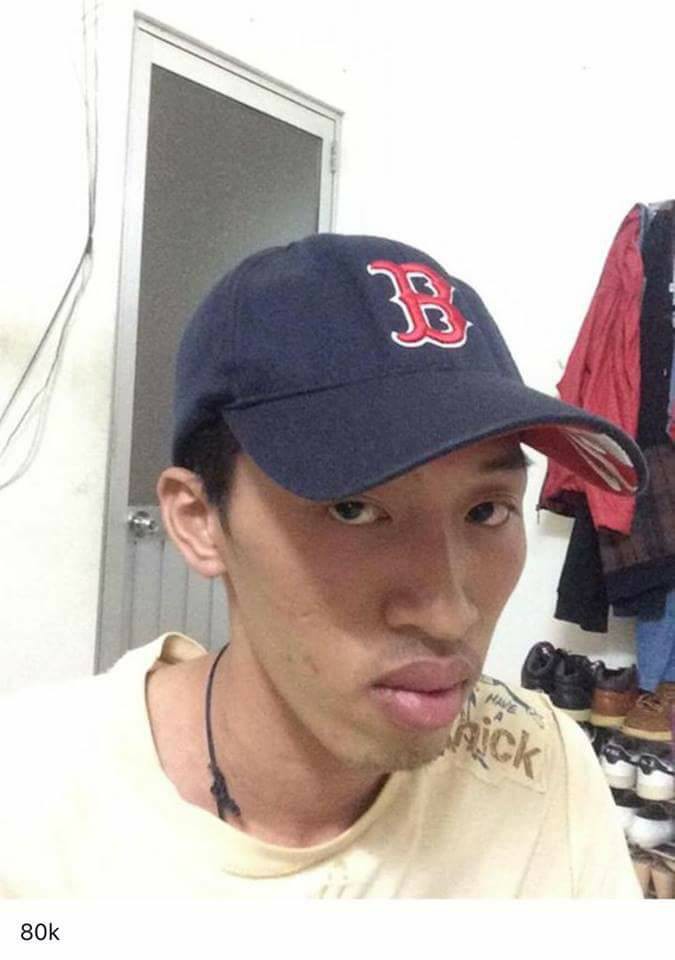 Thanh niên bán mũ bỗng dưng nổi tiếng vì chụp ảnh trăm kiểu thần thái như một