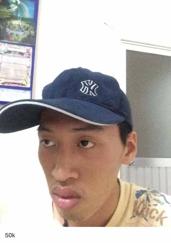 Thanh niên bán mũ bỗng dưng nổi tiếng vì chụp ảnh trăm kiểu thần thái như một