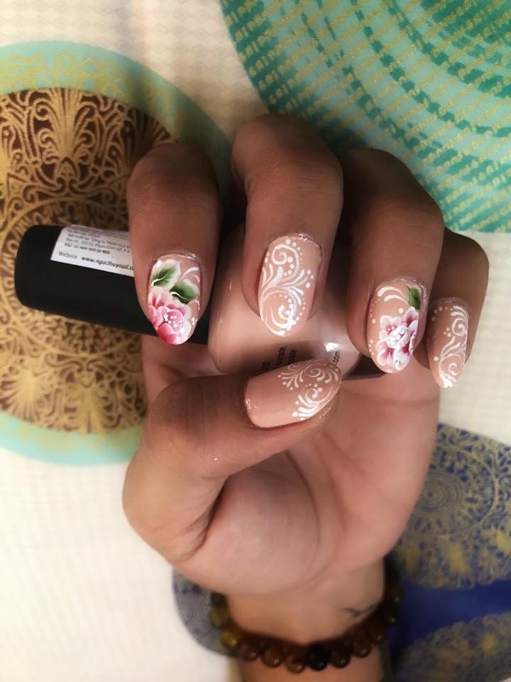 Chàng trai chịu ngồi cả trưa nắng cho bạn gái thân tập vẽ móng