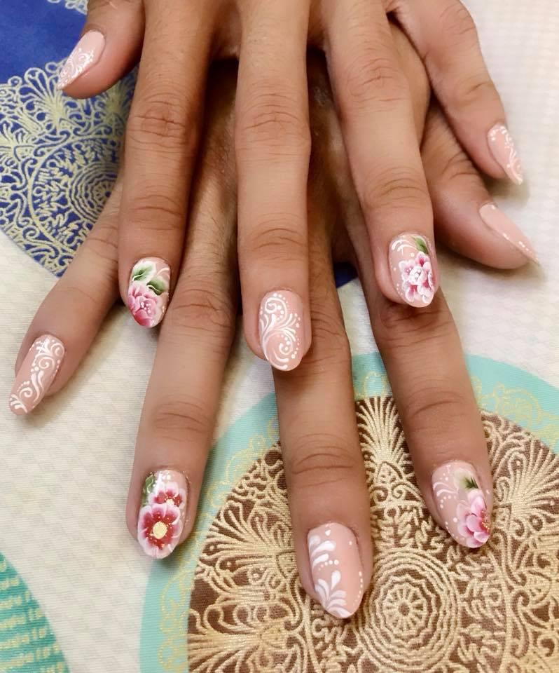 Chàng trai chịu ngồi cả trưa nắng cho bạn gái thân tập vẽ móng