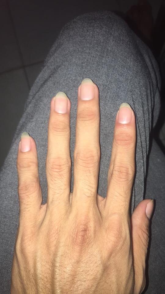 Chàng trai chịu ngồi cả trưa nắng cho bạn gái thân tập vẽ móng