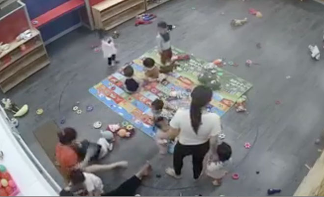 Cô giáo mầm non dùng chân ghì, đánh trẻ liên tiếp khiến dân mạng phẫn nộ