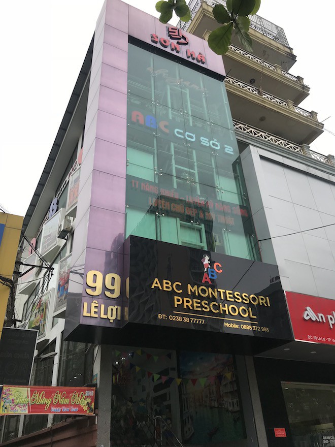 Cô giáo mầm non dùng chân ghì, đánh trẻ liên tiếp khiến dân mạng phẫn nộ