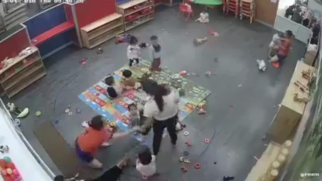 Vụ cô giáo mầm non kẹp đùi, đánh liên tiếp vào người trẻ gây phẫn nộ ở Nghệ An: Tạm đình chỉ cô giáo