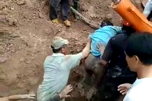 Hàng chục người cứu sống vợ chồng bị chôn vùi hơn 30 phút