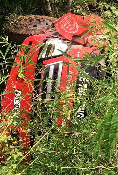 Xe bồn lao xuống vực khi đổ đèo, tài xế văng khỏi cabin