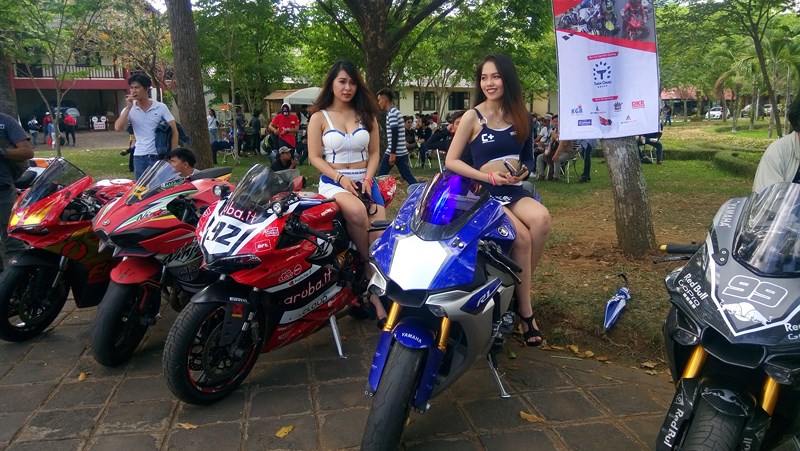 Xe máy tự động tắt máy khi dừng đèn đỏ lên hương